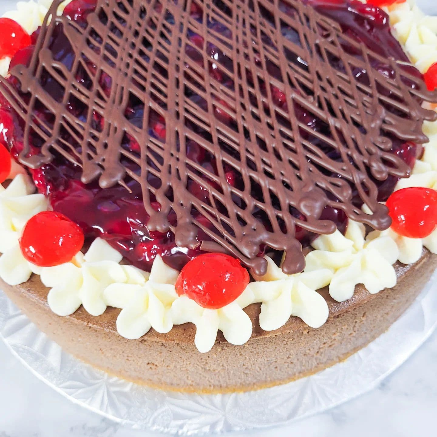Cheesecake black forest avek seriz ek dekorasion chocolat