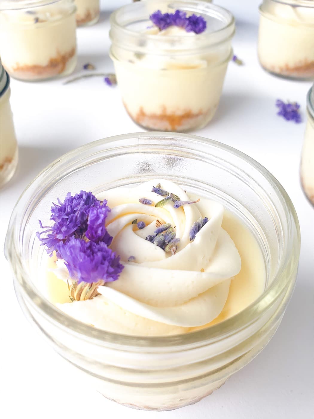Cups cheesecake dan pots an ver avek dekorasion floral