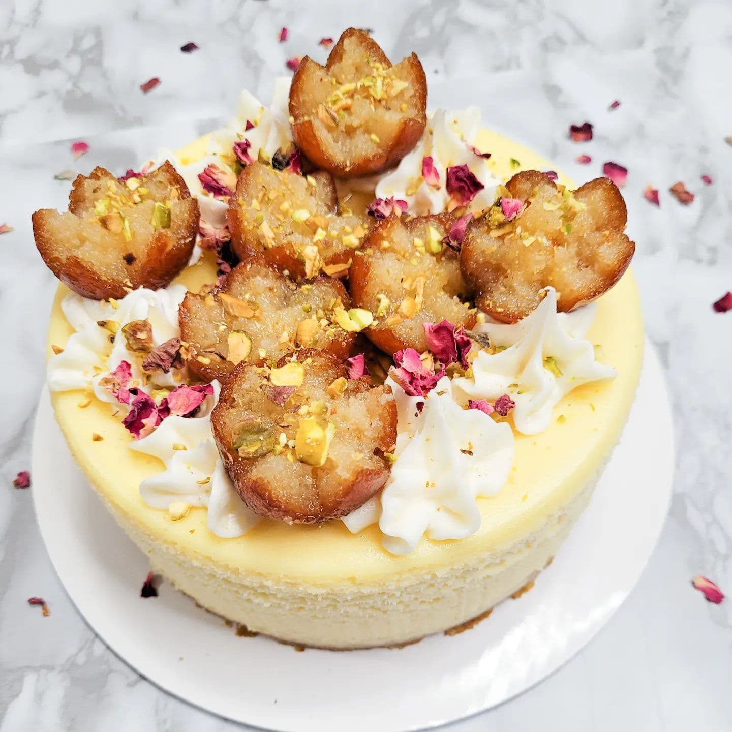 Cheesecake gulab jamun avek petal rose ek pistache