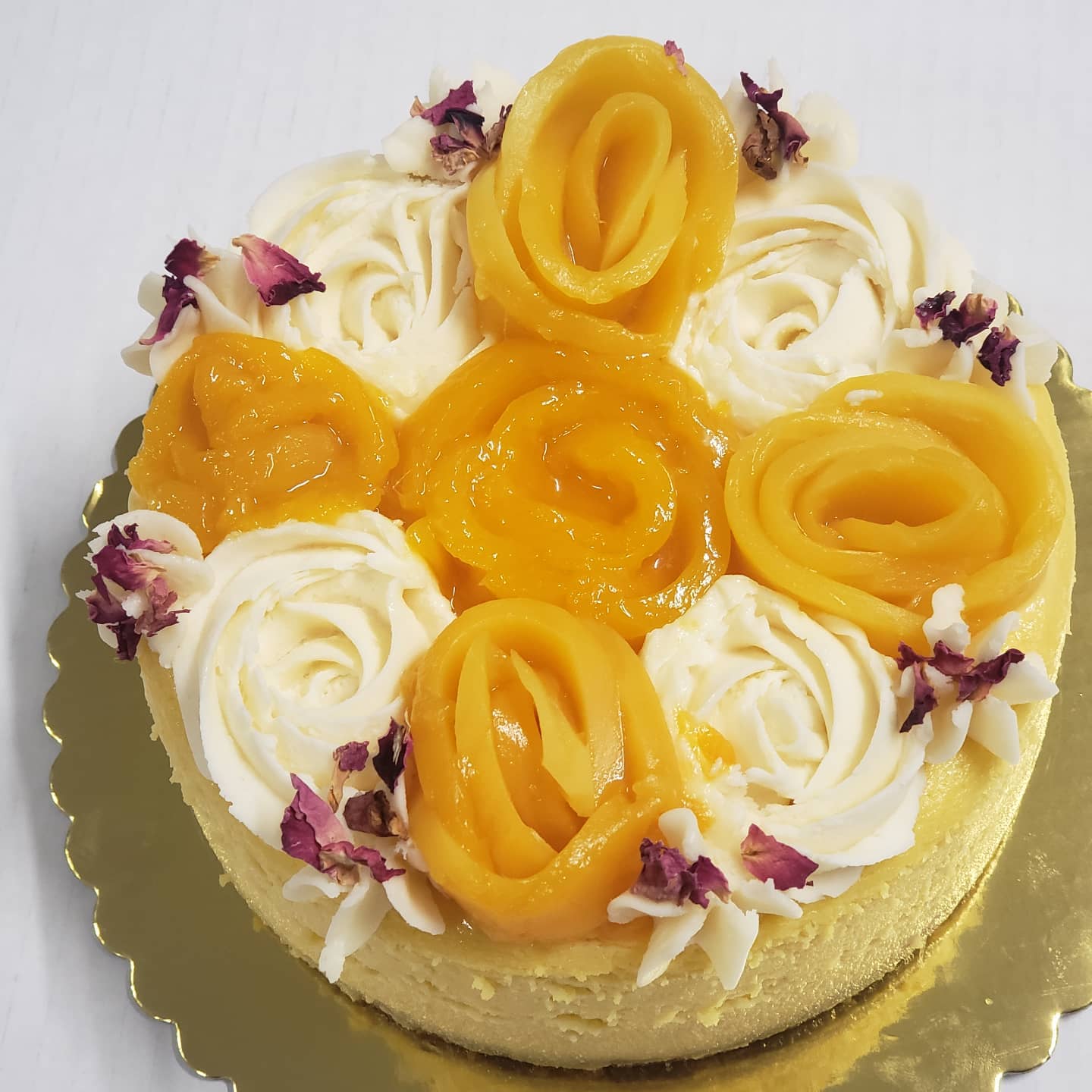 Cheesecake mangue avek dekorasion rose mangue